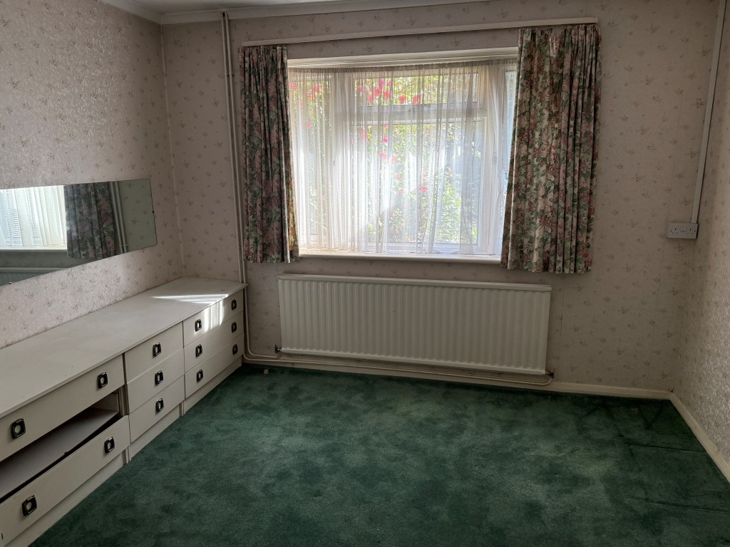 Lot: 128 - BUNGALOW WITH GARAGE AND GARDENS IN NEED OF MODERNISATION - Main bedroom with window to rear